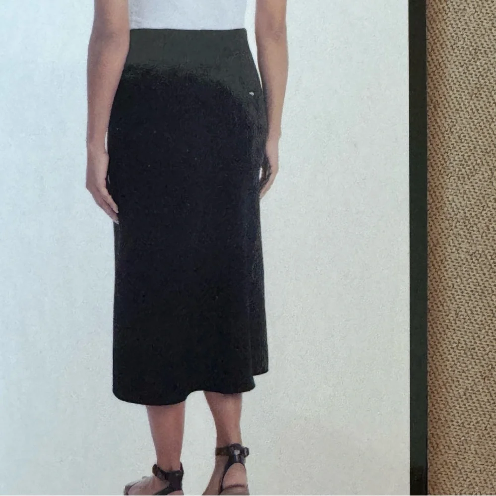 HILARY RADLEY. NWT.‎ Black Midi Skirt. Elastic Waist. Size L.